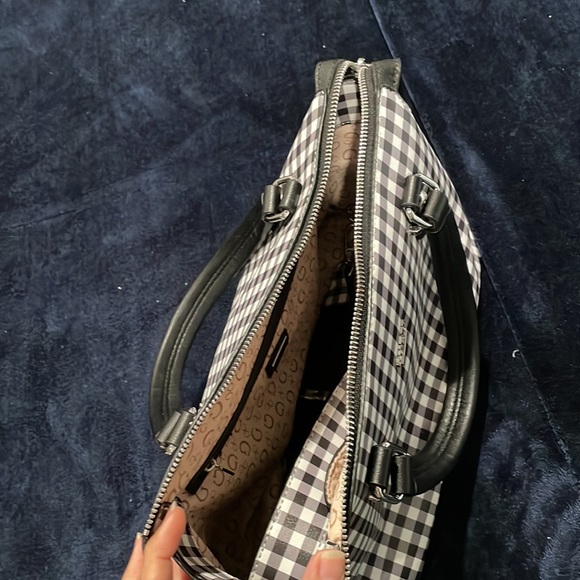 Black and white strap guess purse - Picture 2 of 2